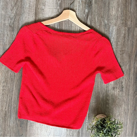 Uniqlo Cropped Lightweight V-neck Short Sleeve Top in Red - Picture 4 of 6